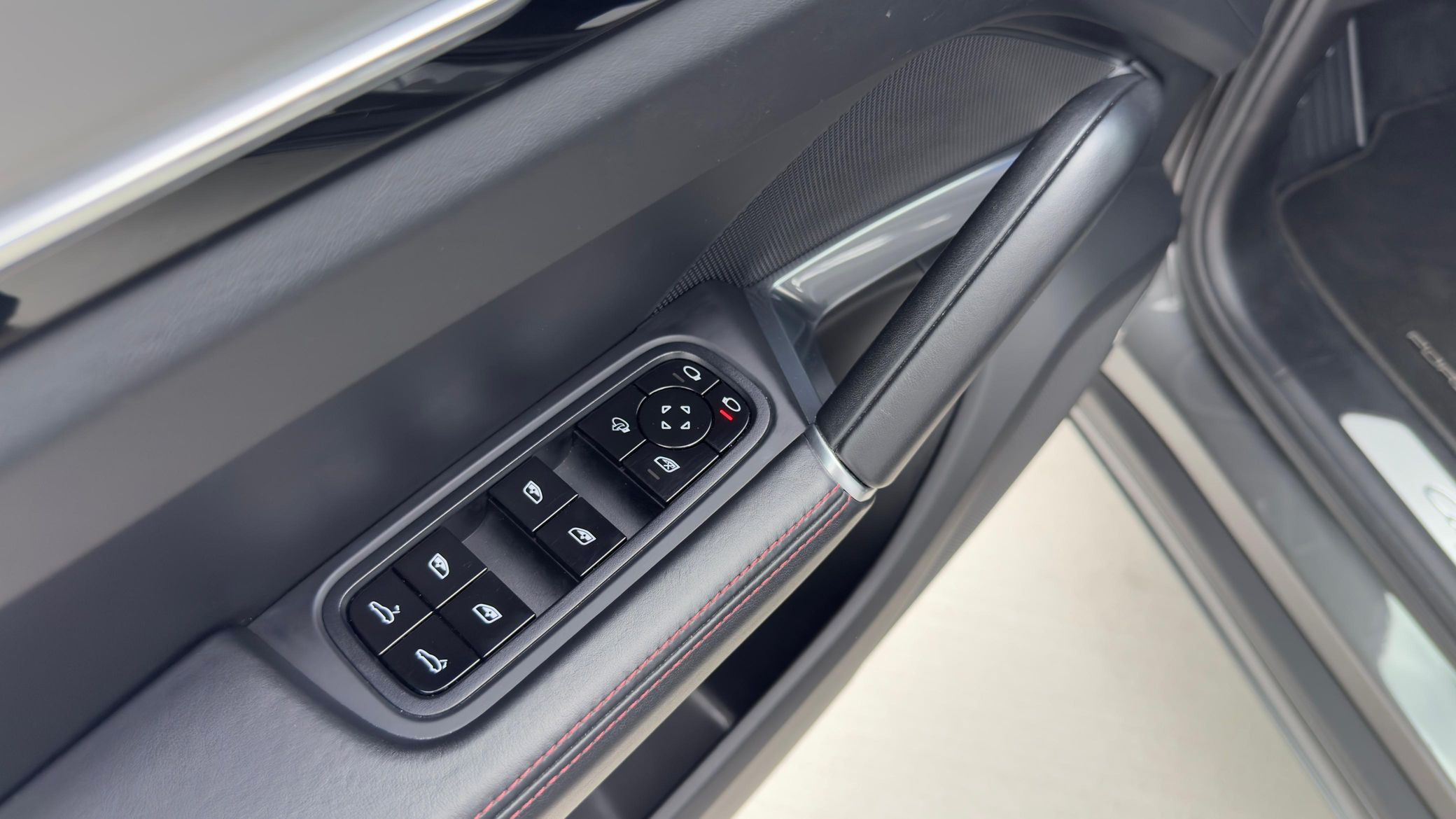 2019 Porsche Cayenne Turbo - Image 18