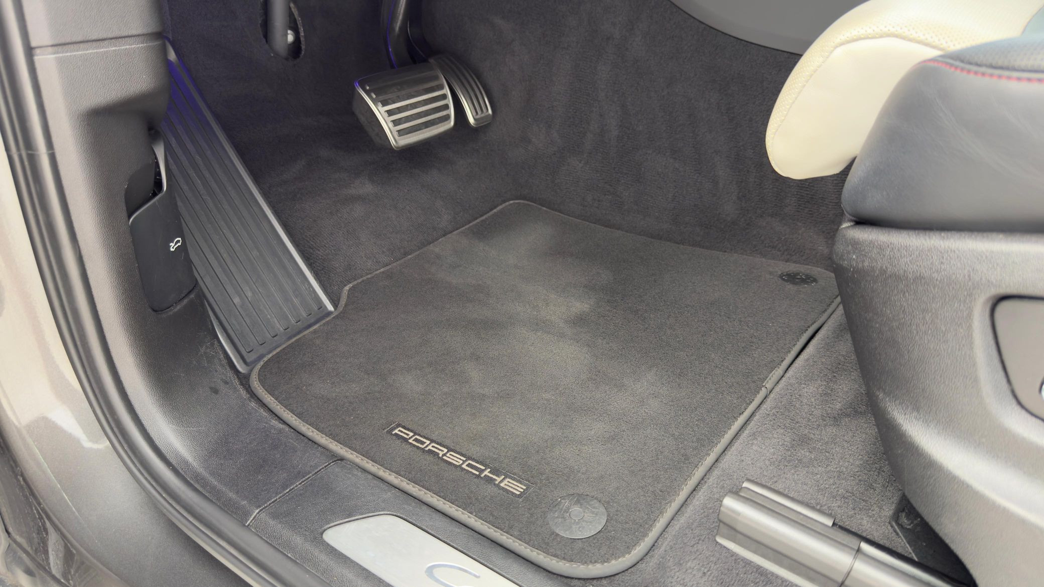 2019 Porsche Cayenne Turbo - Image 24