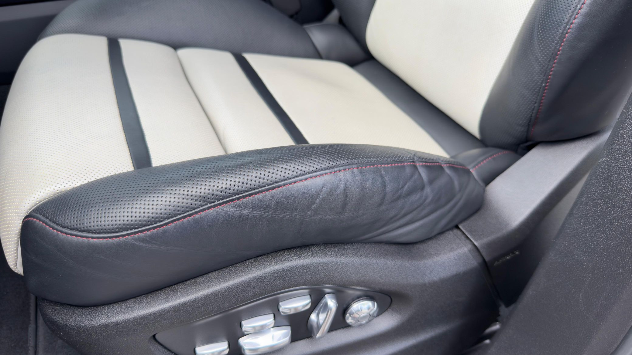 2019 Porsche Cayenne Turbo - Image 26