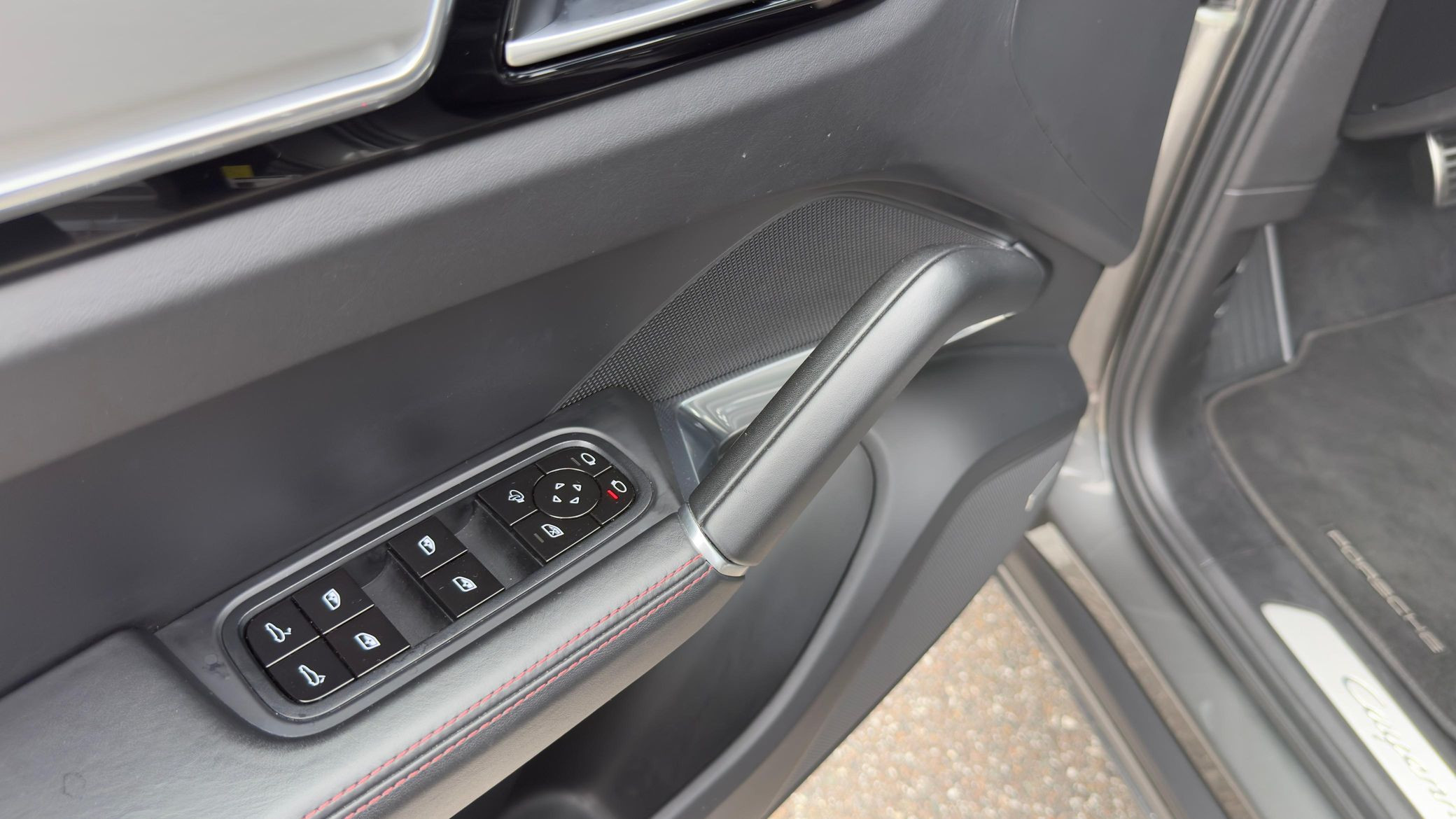 2019 Porsche Cayenne Turbo - Image 27