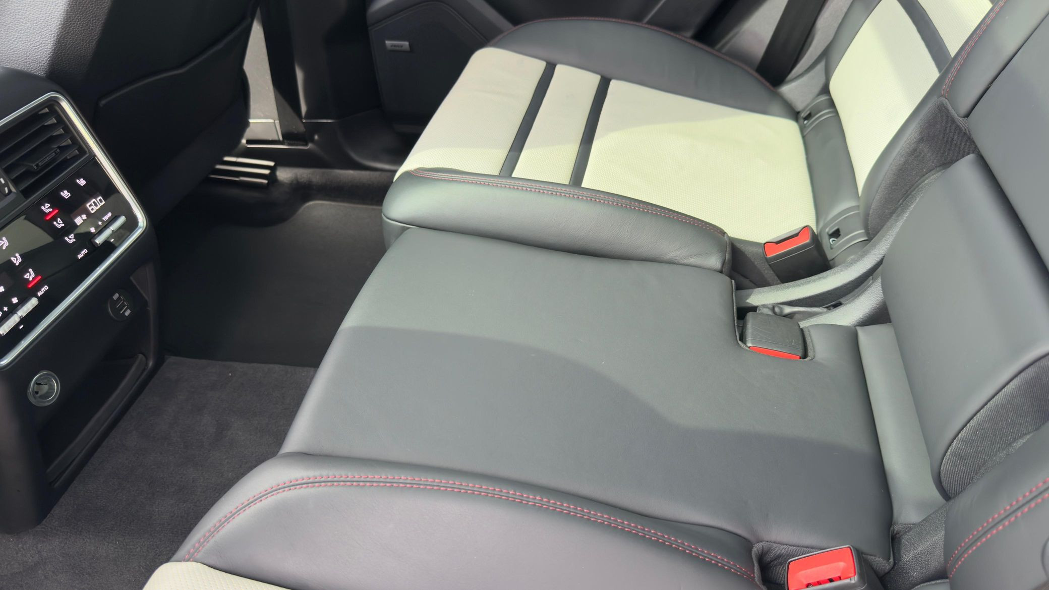 2019 Porsche Cayenne Turbo - Image 58