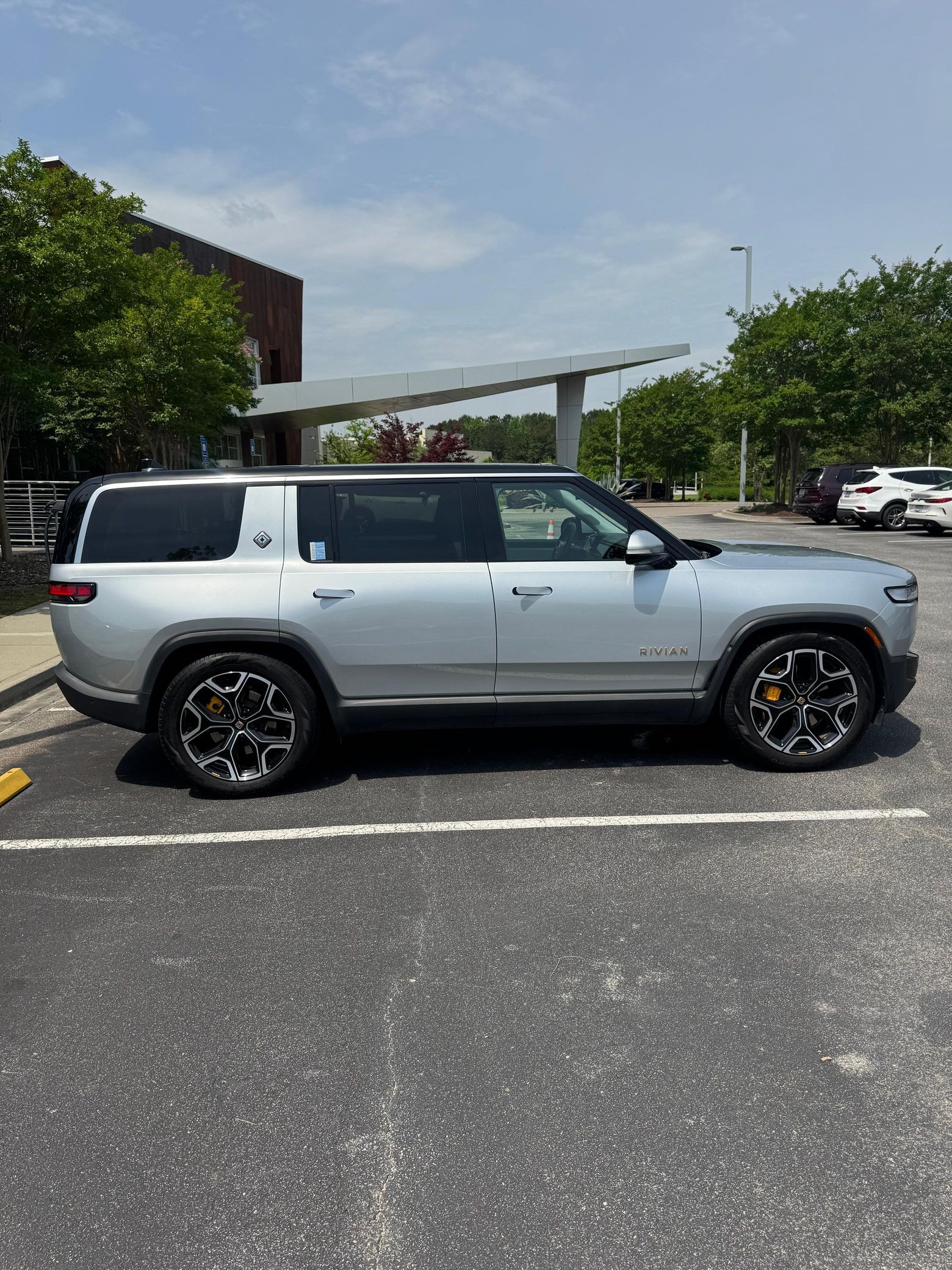 2023 Rivian R1S Adventure Edition - Image 2