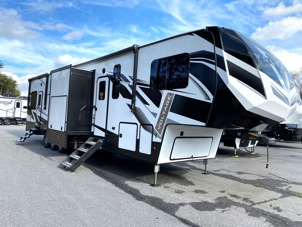 2022 Dutchmen Voltage 4145 - Image 11