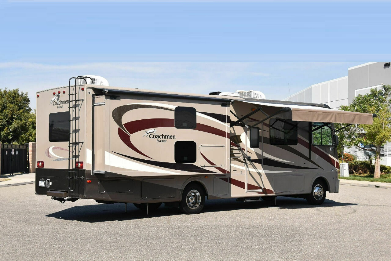 2015 Coachmen Pursuit 33BH - Image 16