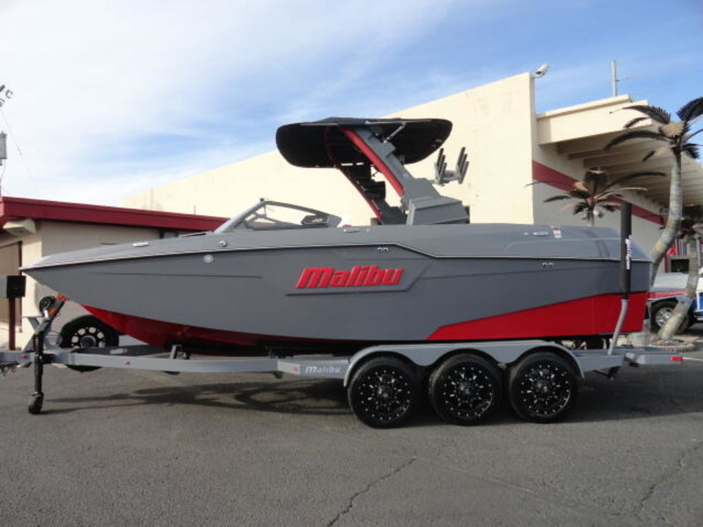 2021 Malibu Boats M240 - Image 12