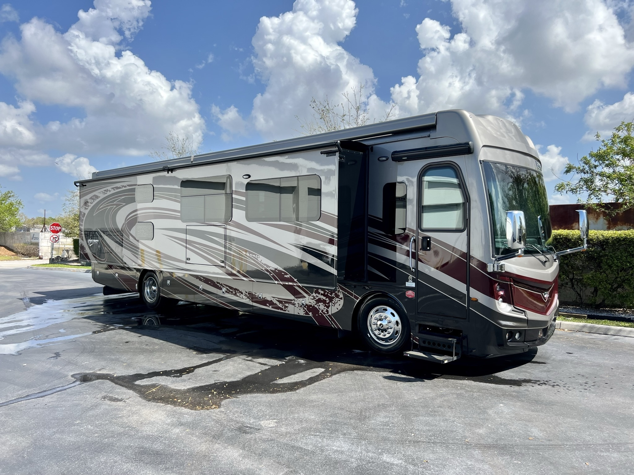 2020 Fleetwood Discovery LXE 40G - Image 3