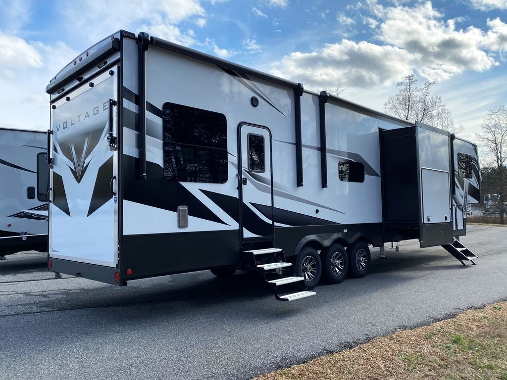 2022 Dutchmen Voltage 4145 - Image 13