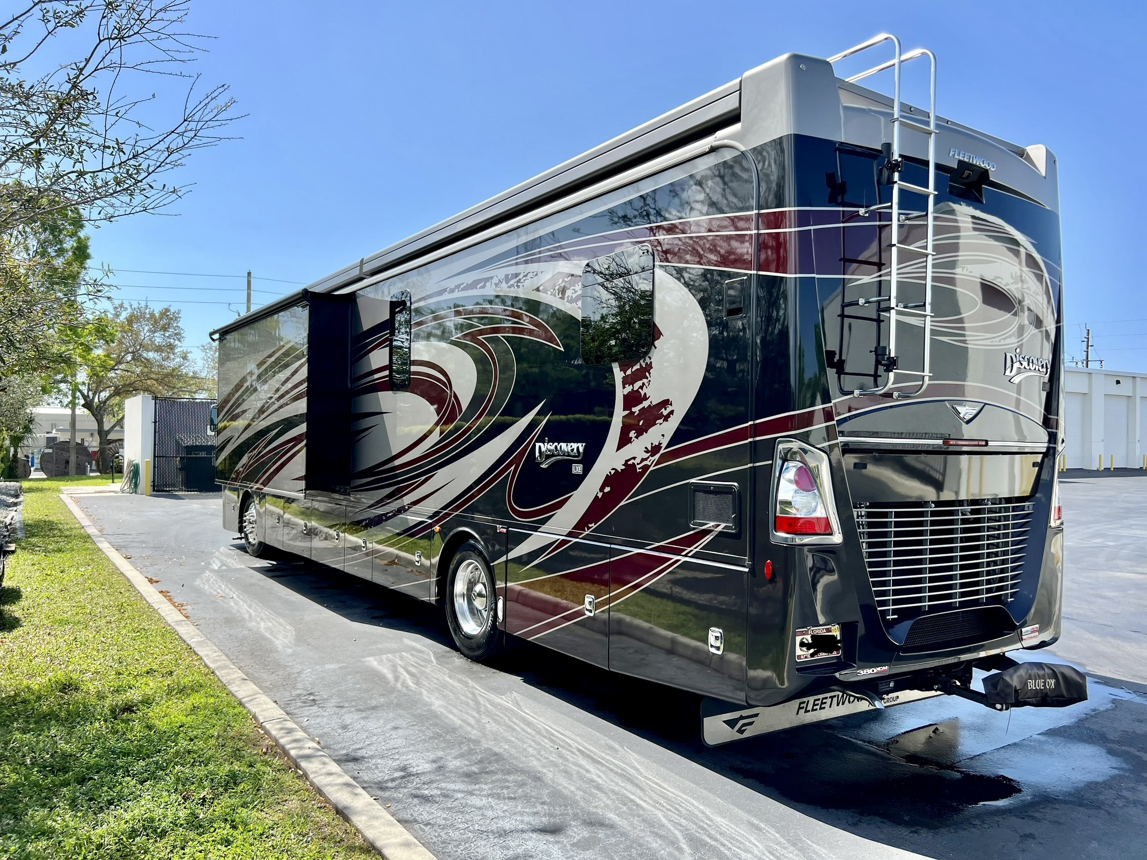 2020 Fleetwood Discovery LXE 40G - Image 4