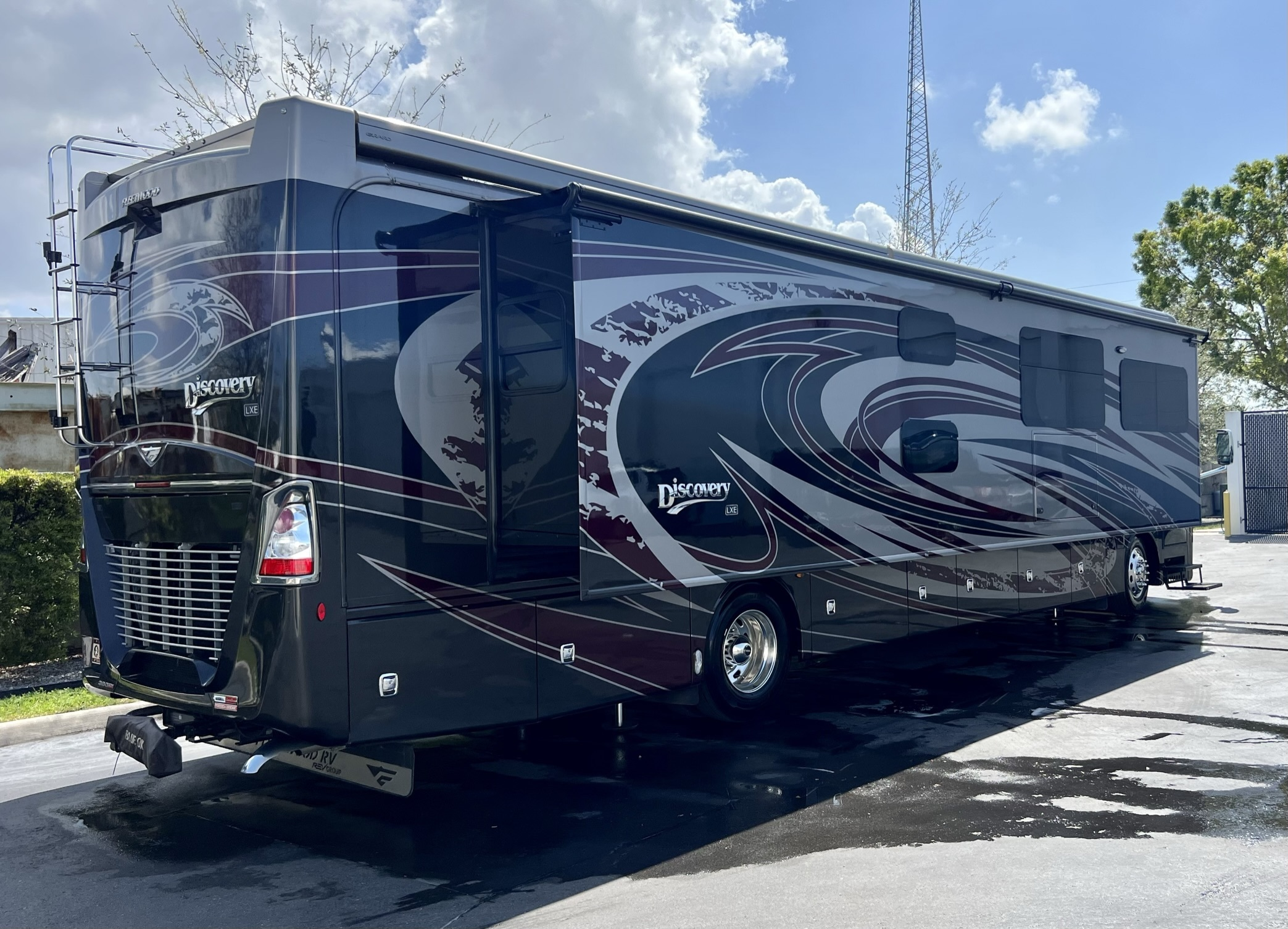 2020 Fleetwood Discovery LXE 40G - Image 22