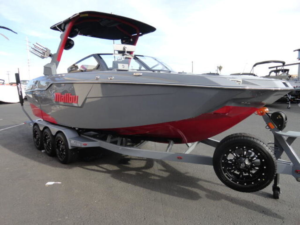 2021 Malibu Boats M240 - Image 15