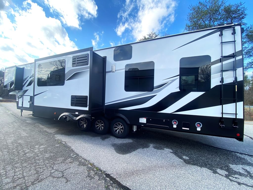 2022 Dutchmen Voltage 4145 - Image 16