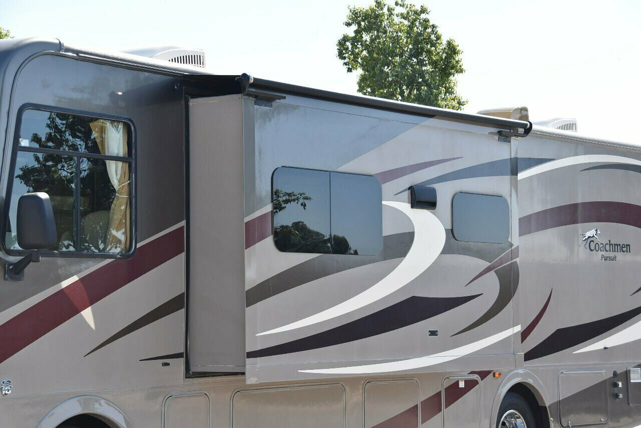 2015 Coachmen Pursuit 33BH - Image 19