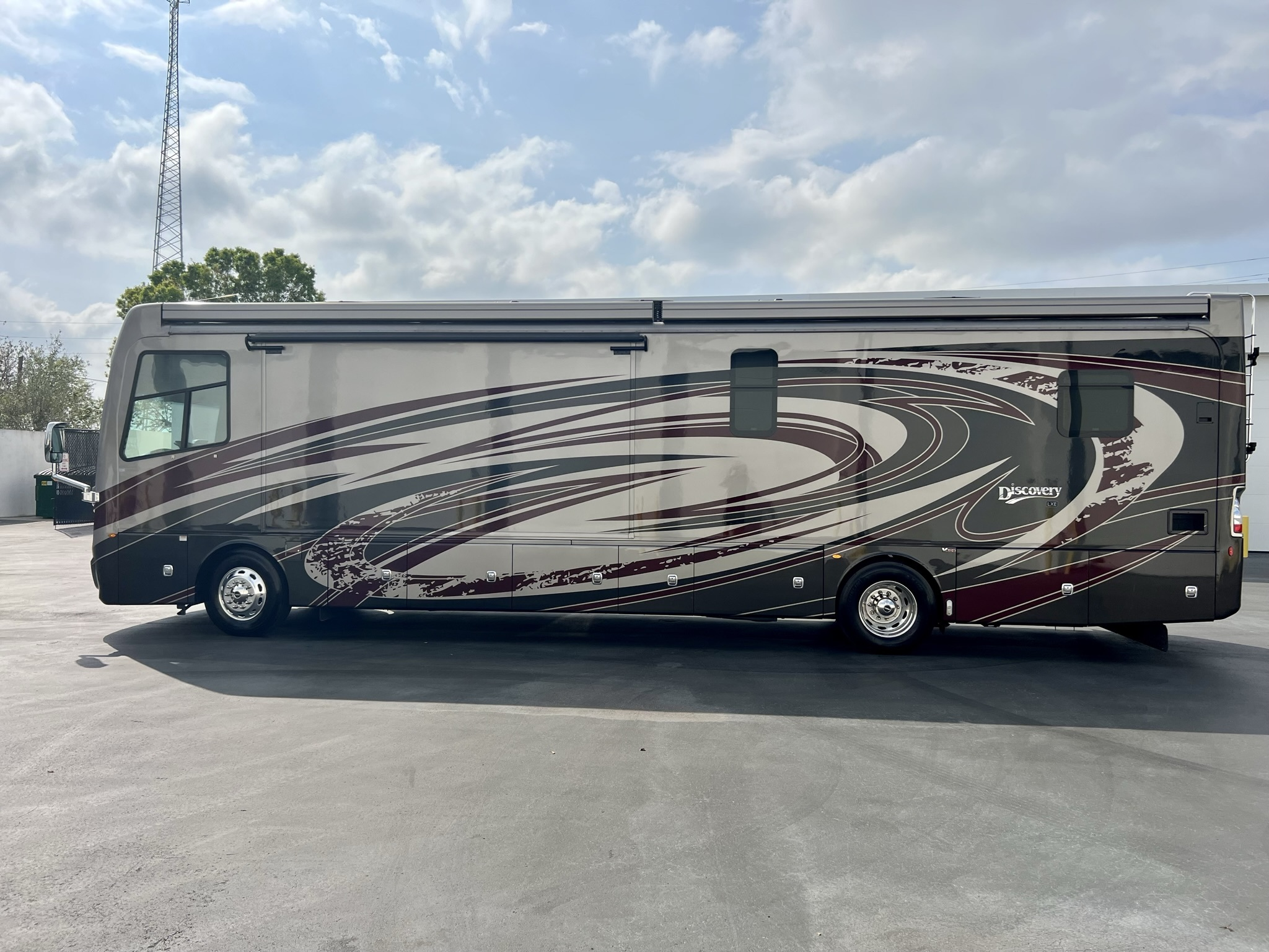 2020 Fleetwood Discovery LXE 40G - Image 24