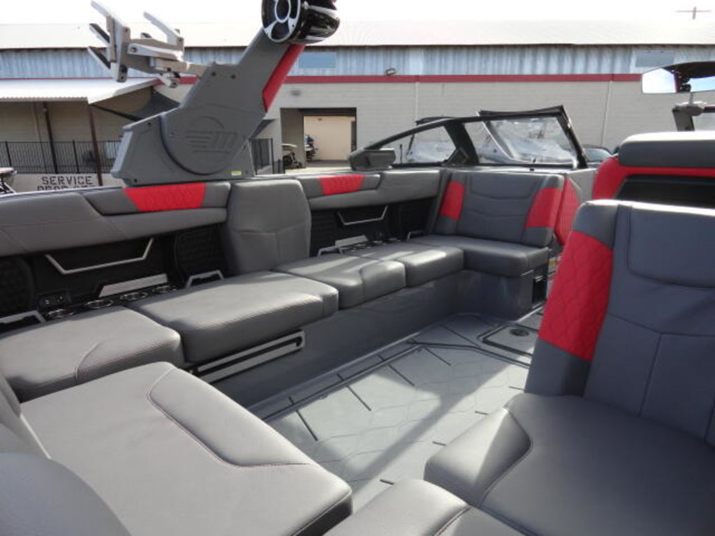 2021 Malibu Boats M240 - Image 17