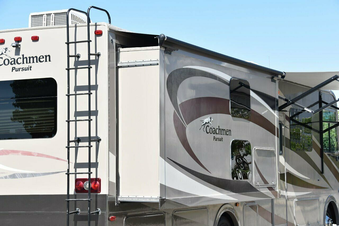 2015 Coachmen Pursuit 33BH - Image 21