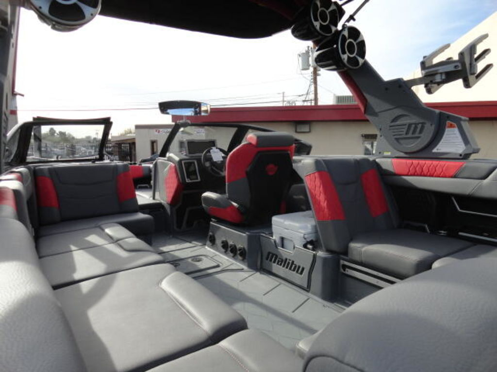 2021 Malibu Boats M240 - Image 19