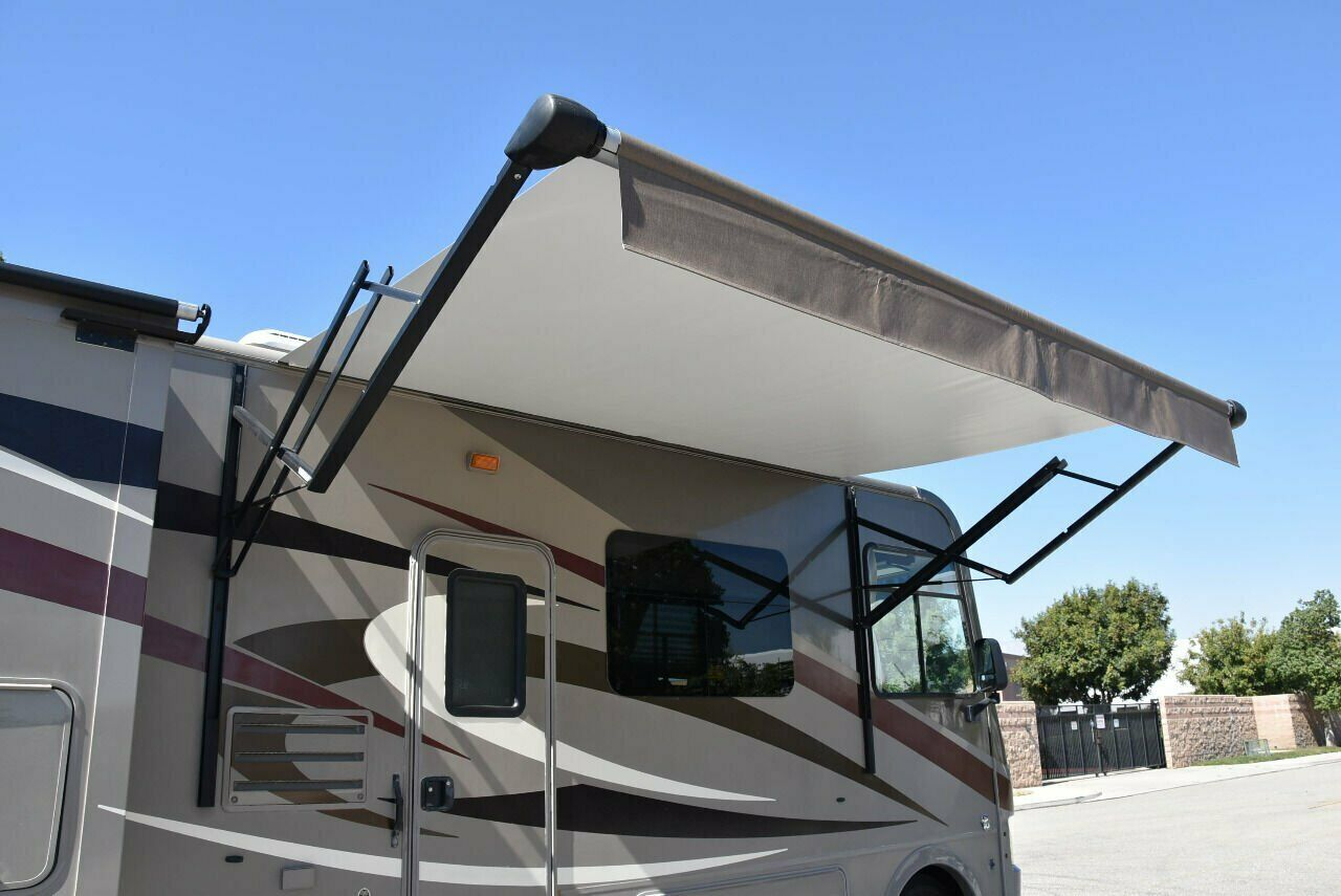 2015 Coachmen Pursuit 33BH - Image 22