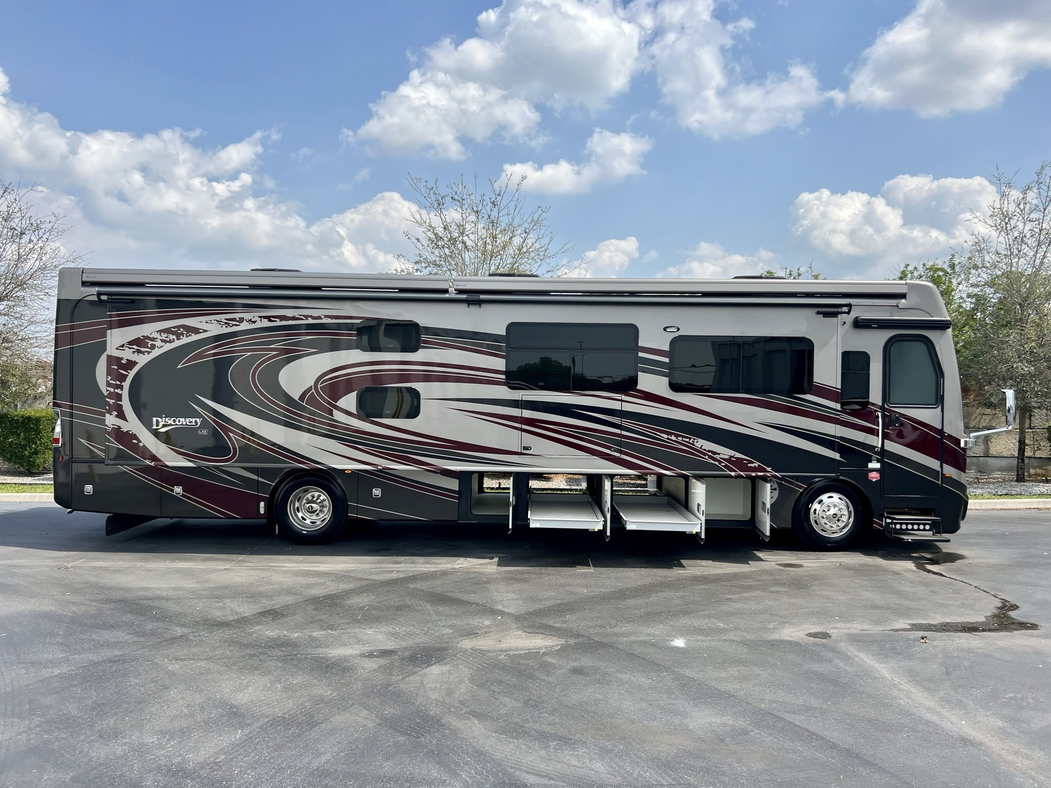 2020 Fleetwood Discovery LXE 40G - Image 27