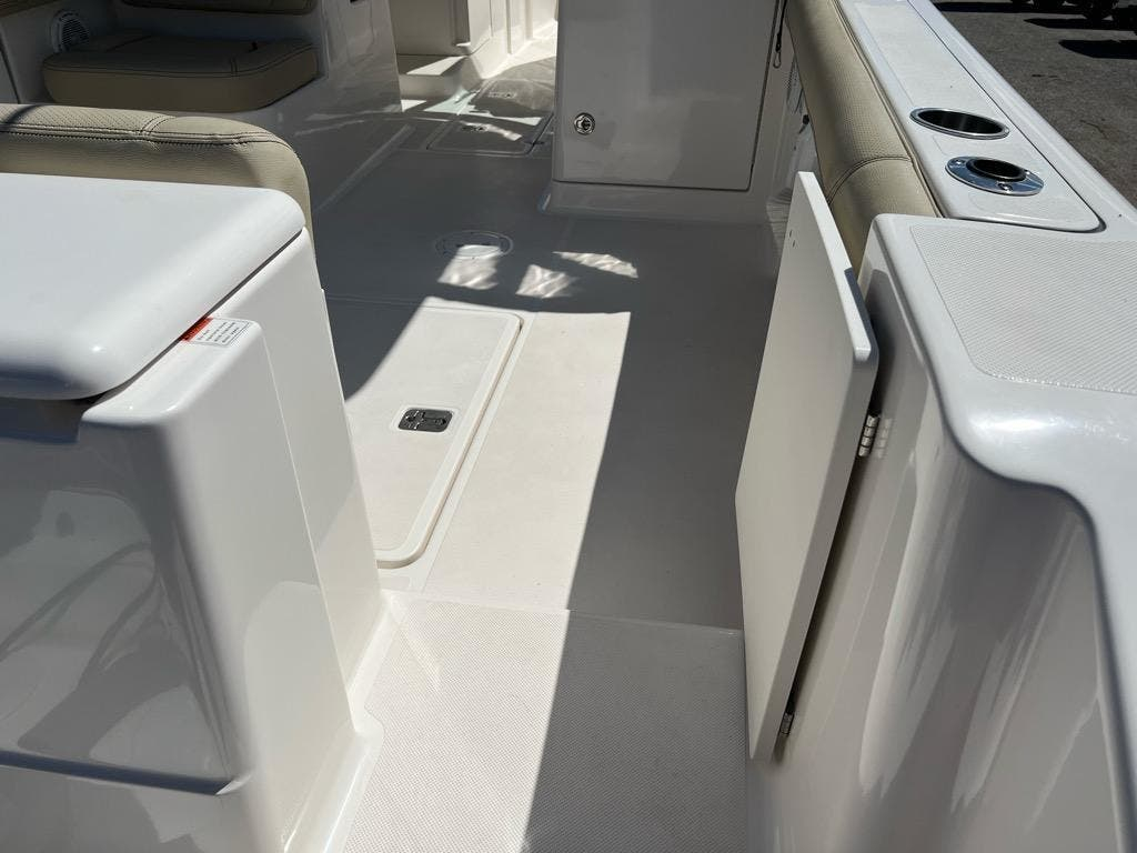 2018 Pursuit DC 265 - Image 14