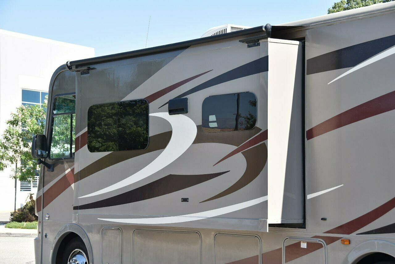 2015 Coachmen Pursuit 33BH - Image 23