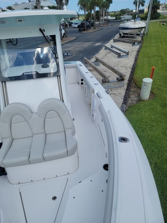 2020 Everglades 255CC - Image 17