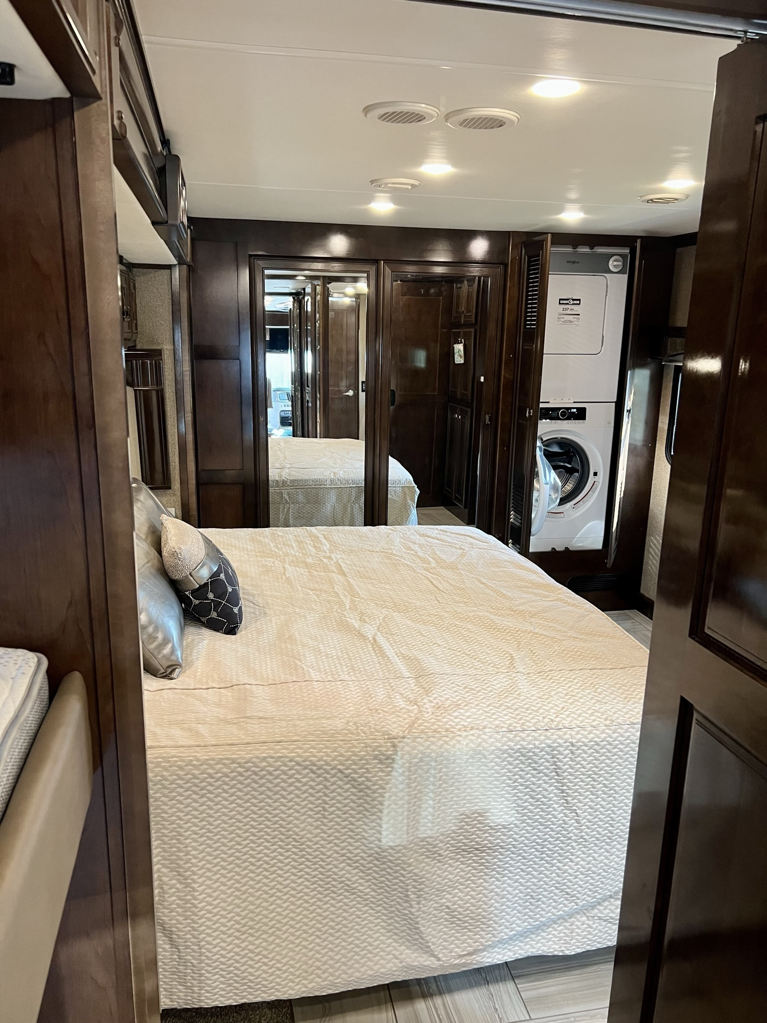 2020 Fleetwood Discovery LXE 40G - Image 29