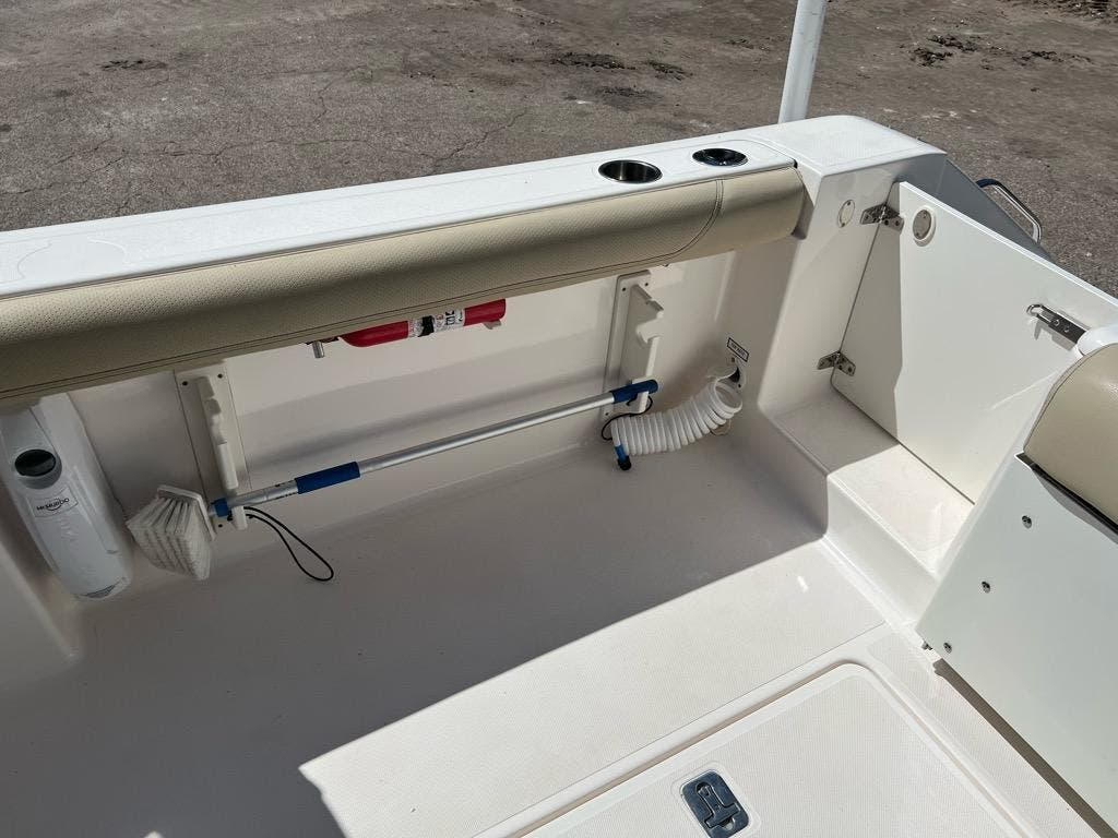 2018 Pursuit DC 265 - Image 17