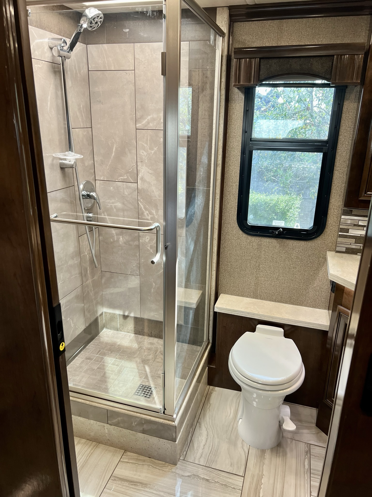 2020 Fleetwood Discovery LXE 40G - Image 31