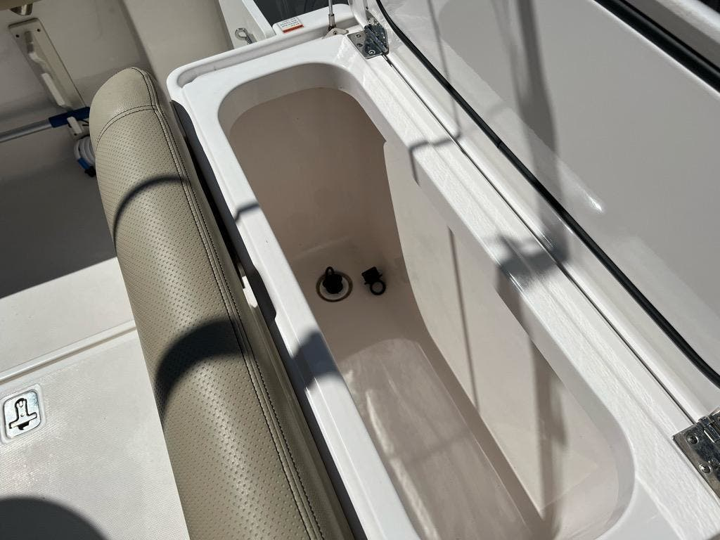 2018 Pursuit DC 265 - Image 18