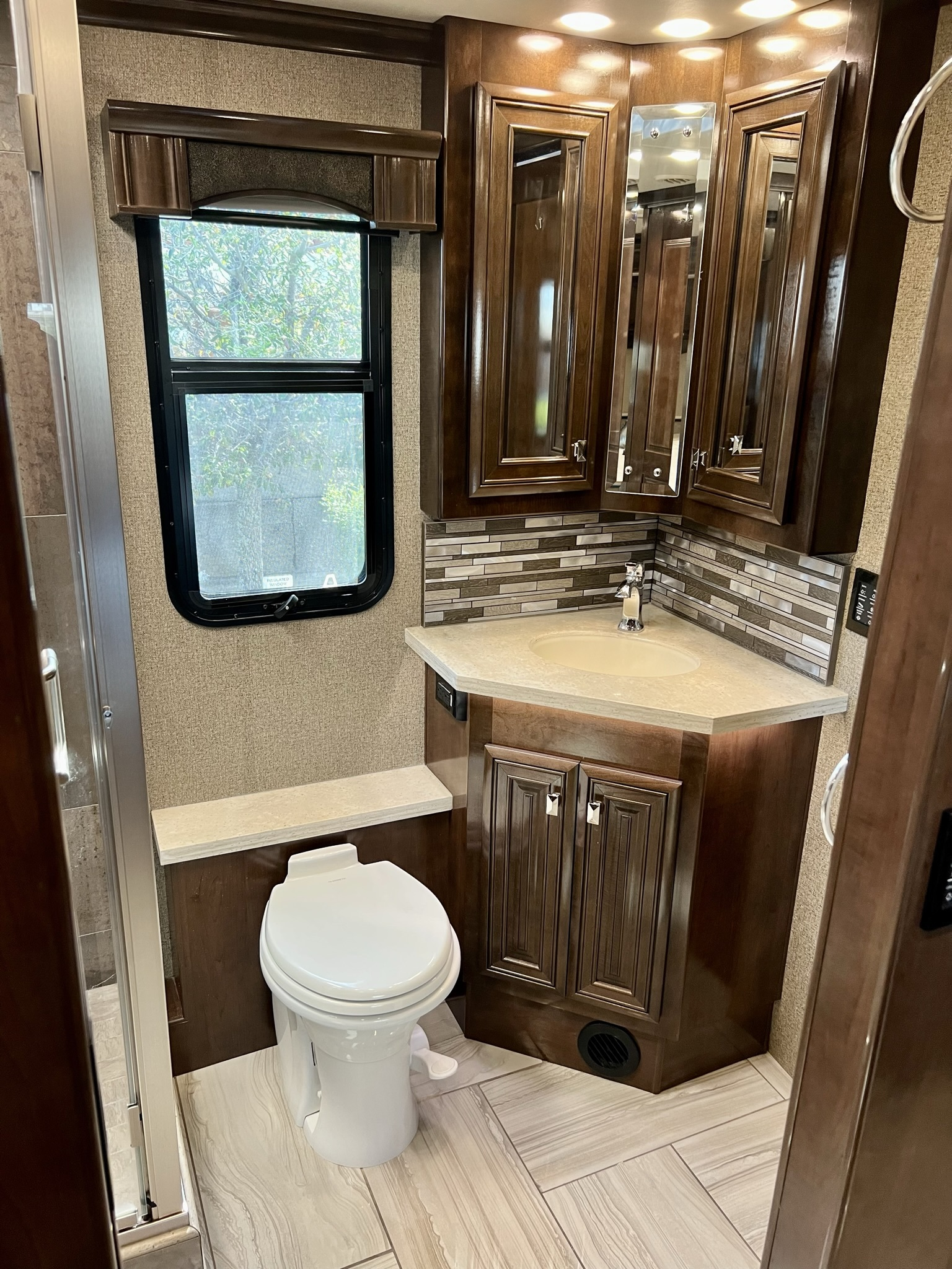 2020 Fleetwood Discovery LXE 40G - Image 32