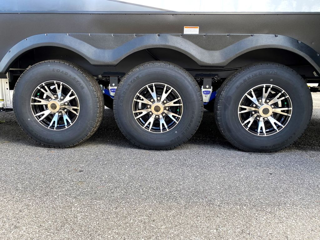 2022 Dutchmen Voltage 4145 - Image 25