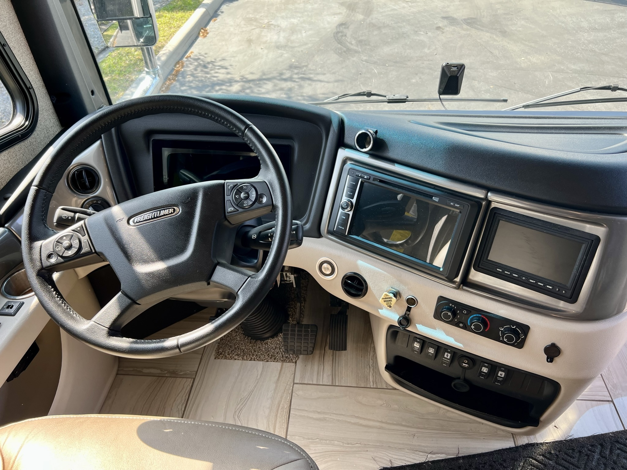 2020 Fleetwood Discovery LXE 40G - Image 33