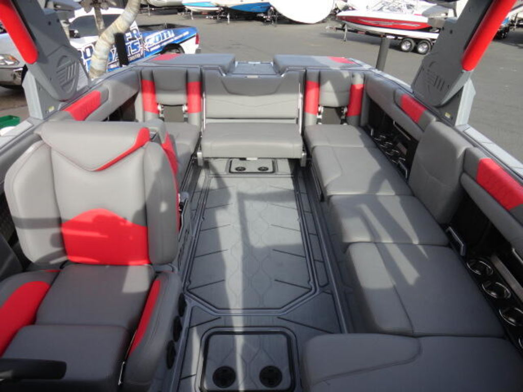 2021 Malibu Boats M240 - Image 4