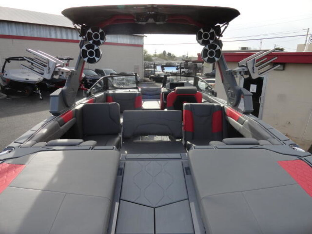 2021 Malibu Boats M240 - Image 5