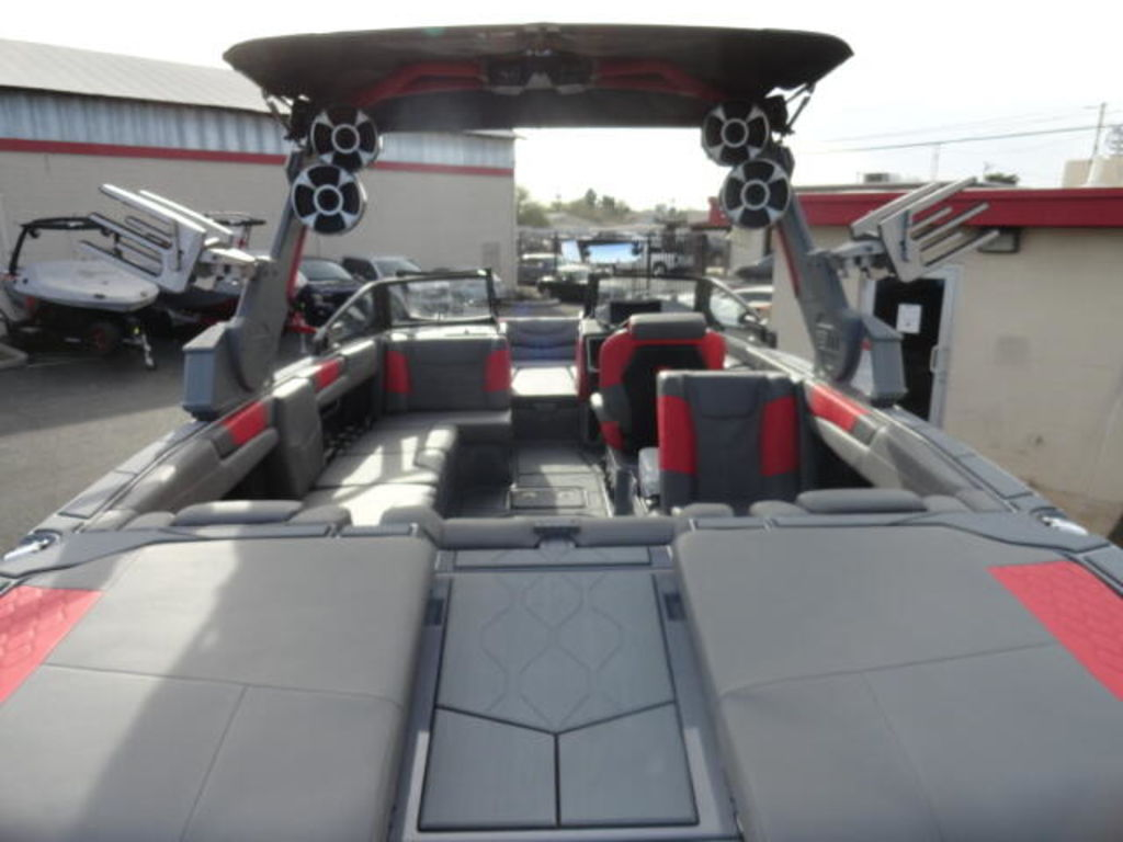 2021 Malibu Boats M240 - Image 6