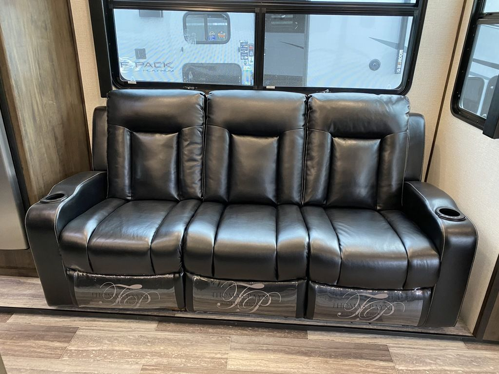 2022 Dutchmen Voltage 4145 - Image 32