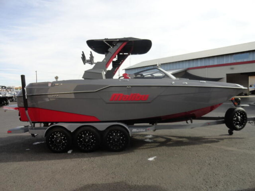 2021 Malibu Boats M240 - Image 2