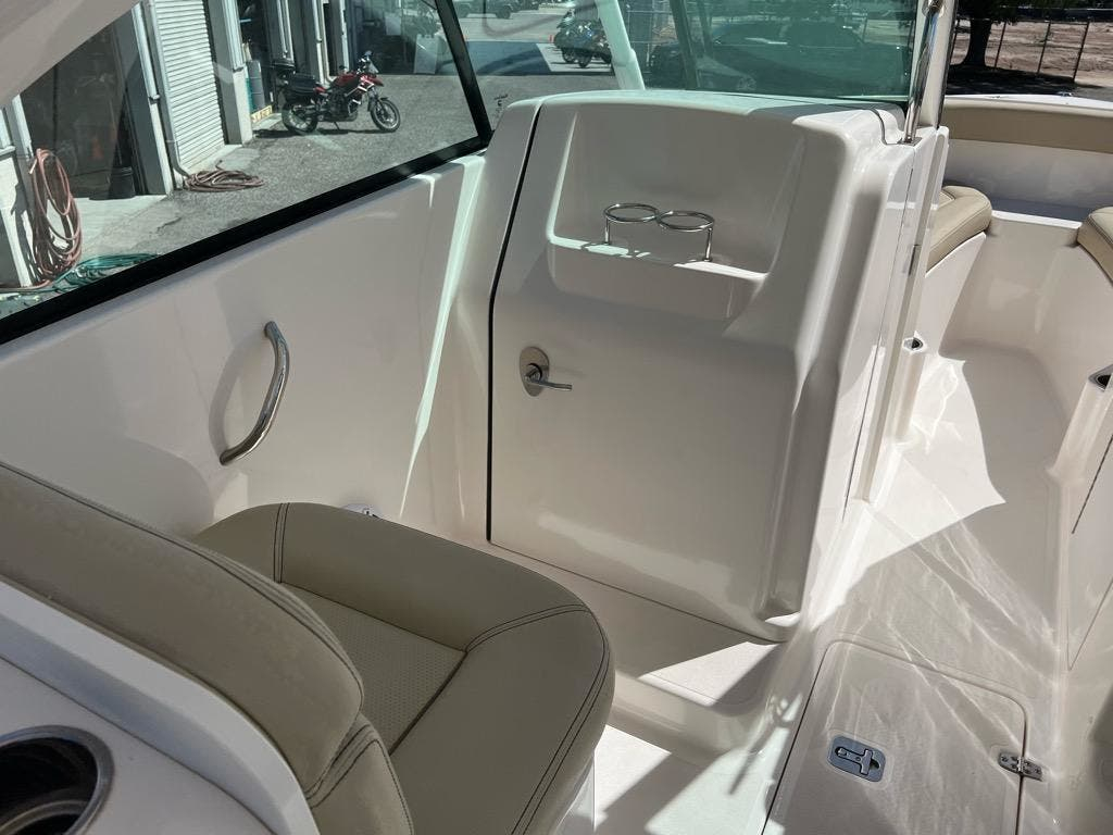 2018 Pursuit DC 265 - Image 27