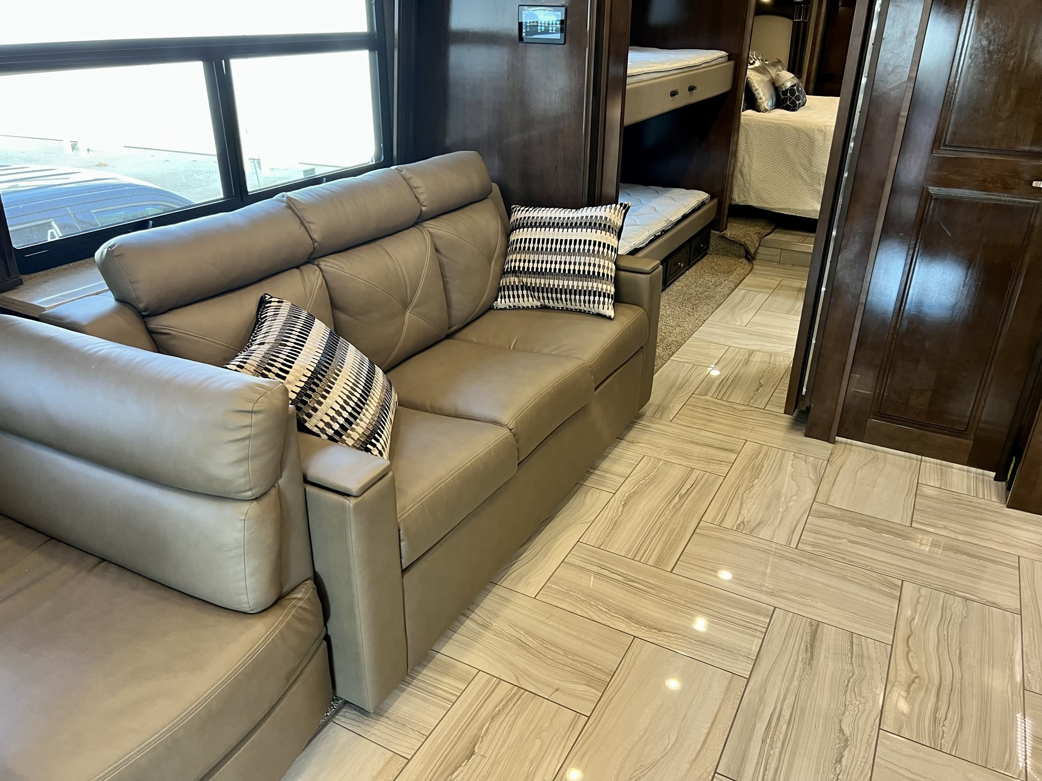 2020 Fleetwood Discovery LXE 40G - Image 40