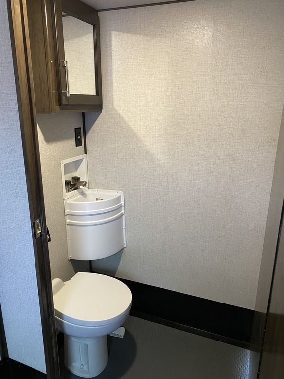 2022 Dutchmen Voltage 4145 - Image 34