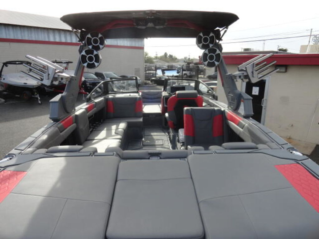 2021 Malibu Boats M240 - Image 9