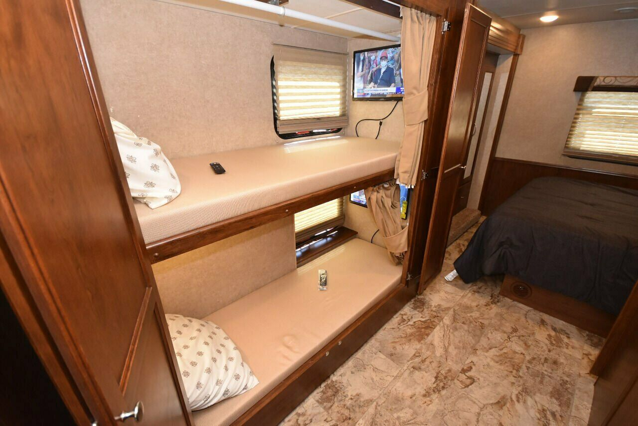 2015 Coachmen Pursuit 33BH - Image 37