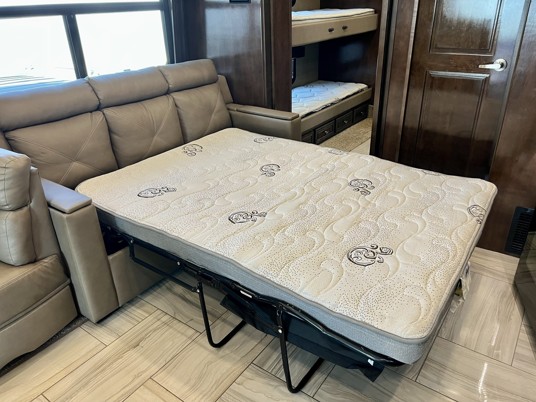 2020 Fleetwood Discovery LXE 40G - Image 5