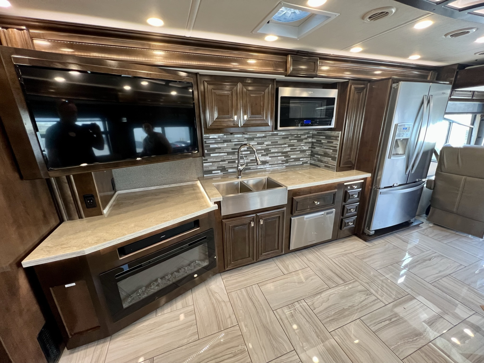 2020 Fleetwood Discovery LXE 40G - Image 6