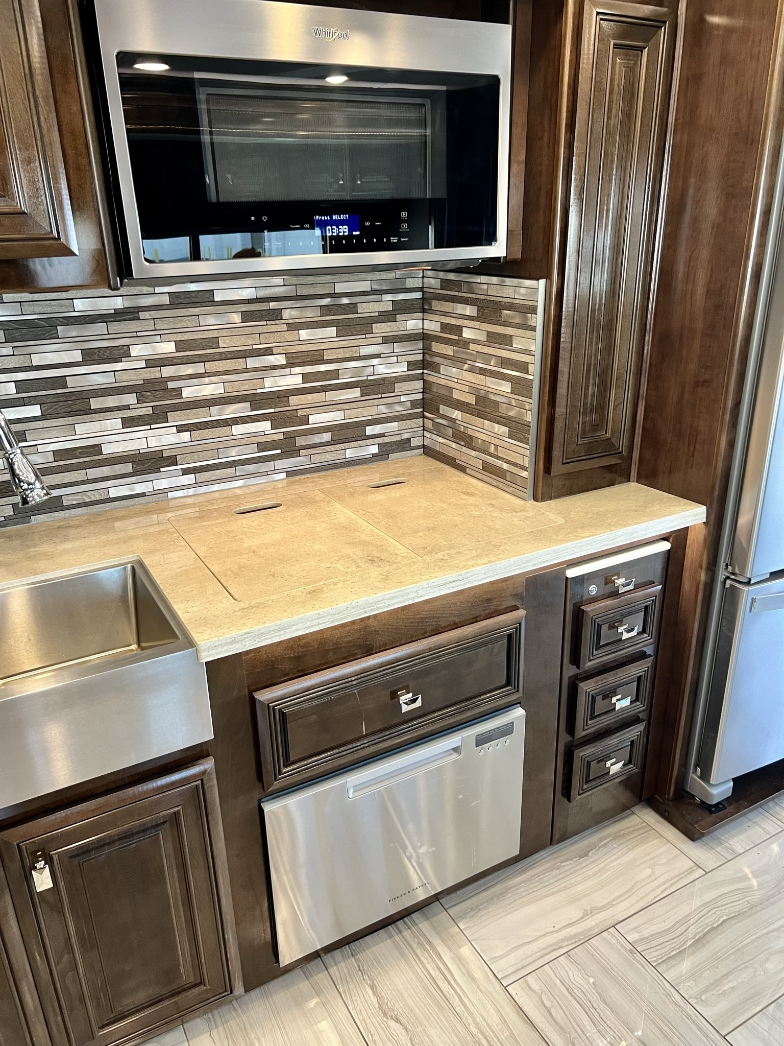 2020 Fleetwood Discovery LXE 40G - Image 7