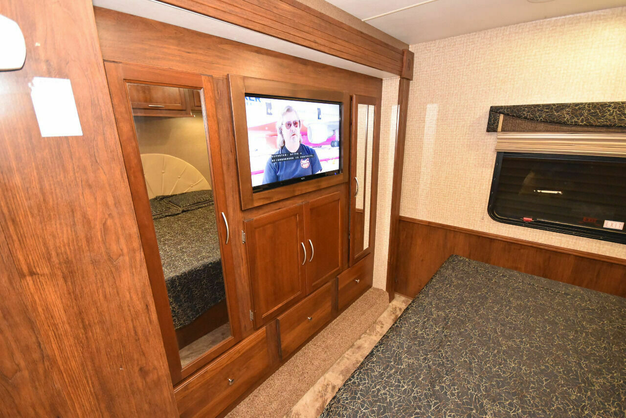 2015 Coachmen Pursuit 33BH - Image 40