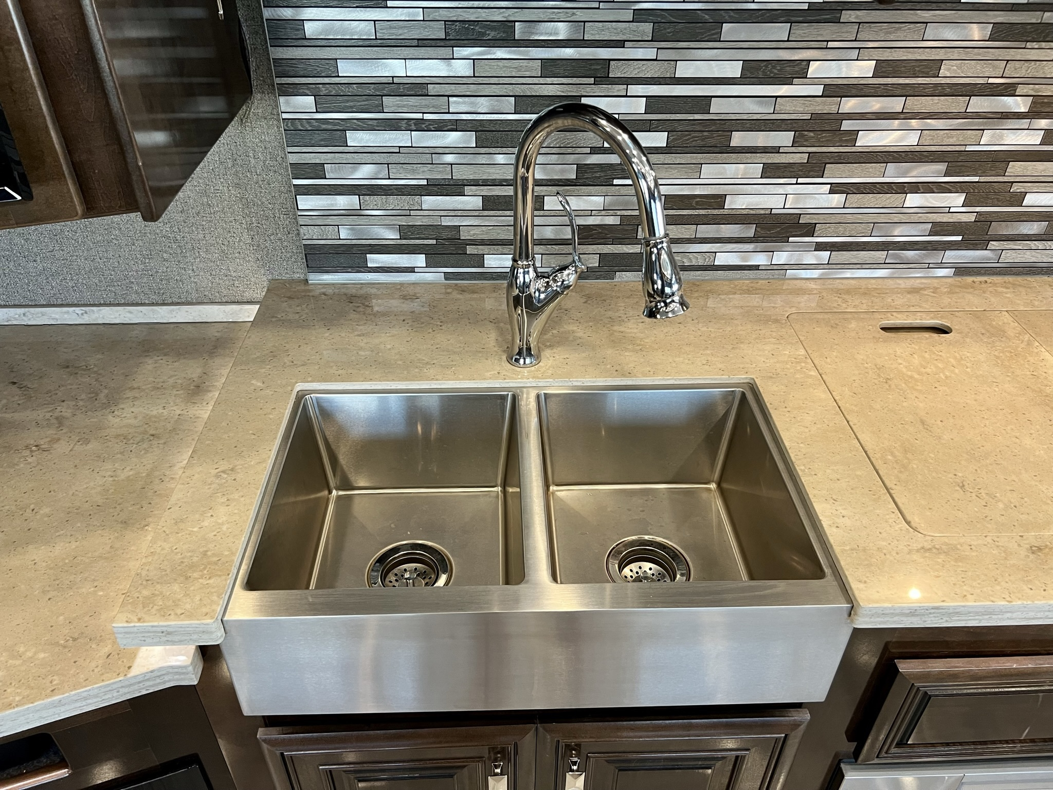 2020 Fleetwood Discovery LXE 40G - Image 8