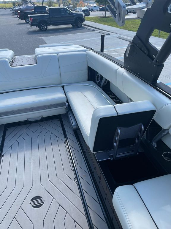 2018 Malibu Boats 24 MXZ - Image 3
