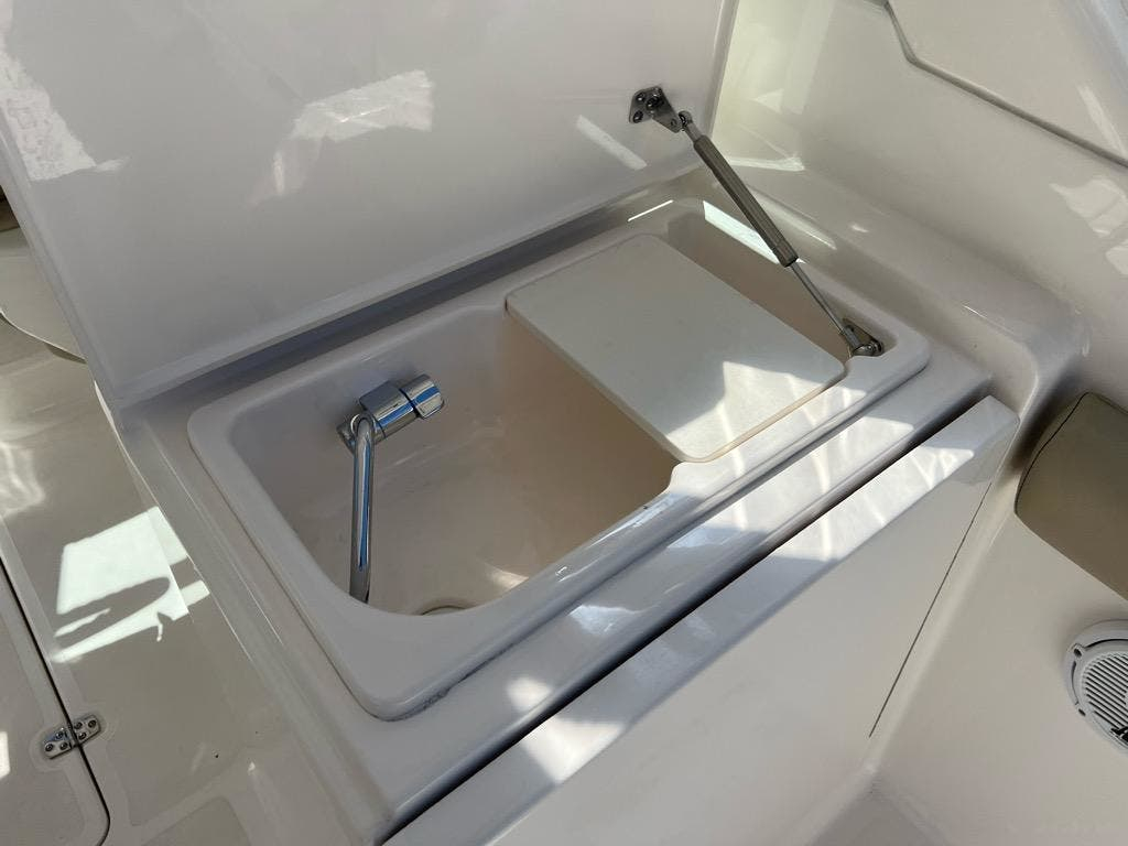 2018 Pursuit DC 265 - Image 32