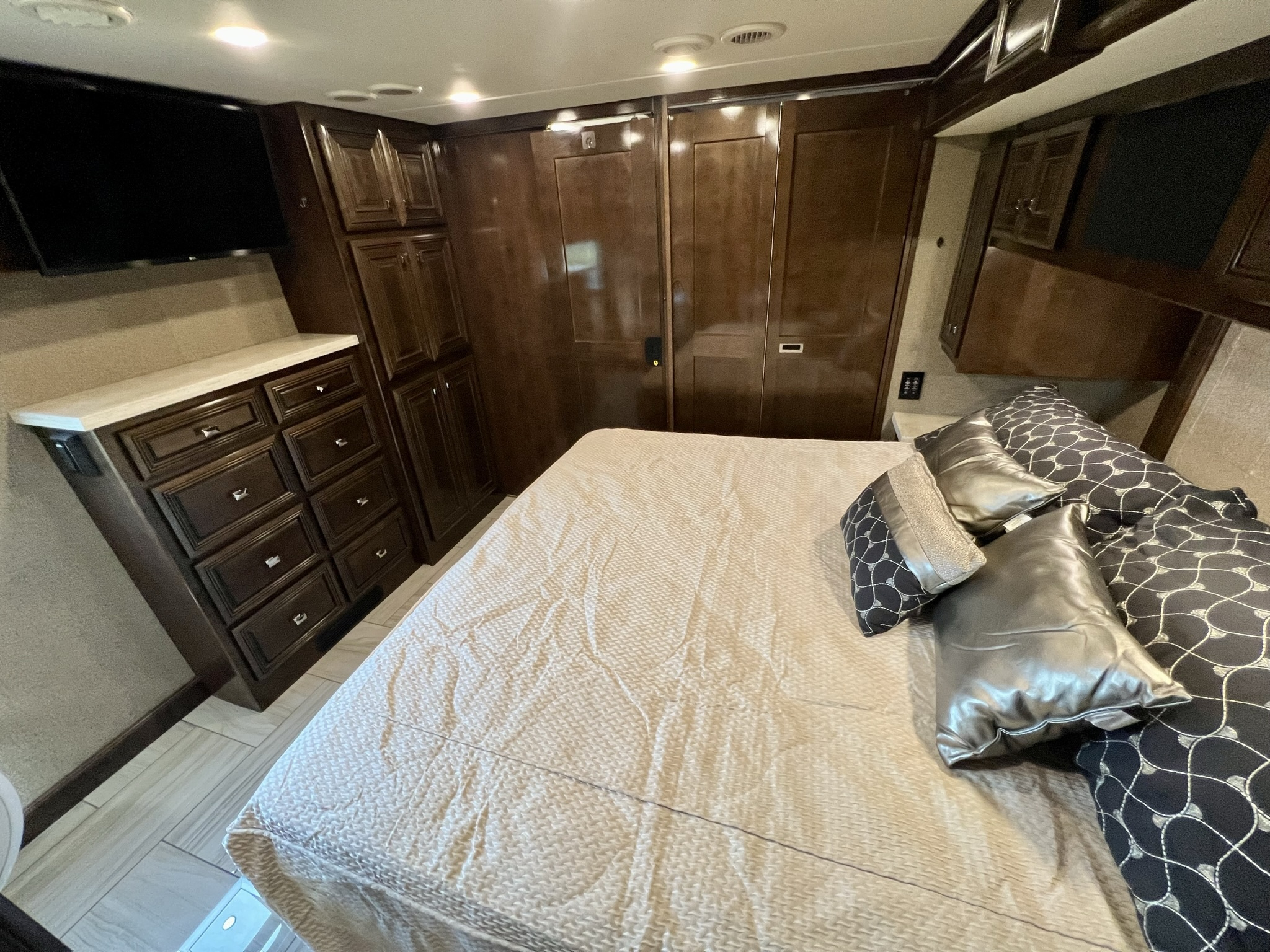 2020 Fleetwood Discovery LXE 40G - Image 9